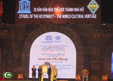 Đại diện UNESCO trao bằng công nhận Di sản văn hóa thế giới Thành nhà Hồ tối 16- 6 cho lãnh đạo tỉnh Thanh Hóa  