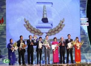 Chủ tịch Quốc hội Nguyễn Sinh Hùng trao giải A cho các tác giả.  