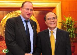 Chủ tịch Quốc hội Nguyễn Sinh Hùng tiếp ông Mark Edward Tucker, Tổng Giám đốc Tập đoàn bảo hiểm nhân thọ quốc tế AIA.  