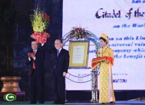 Chủ tịch Quốc hội Nguyễn Sinh Hùng đến dự và phát biểu tại lễ đón nhận  