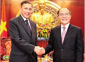 Chủ tịch Quốc hội Nguyễn Sinh Hùng tiếp Đại sứ Ấn Độ Ran Jitrae  