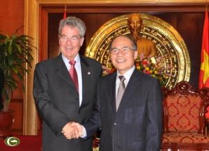Chủ tịch Quốc hội Nguyễn Sinh Hùng hội kiến với Tổng thống Cộng hòa Áo Heinz Fischer.  