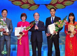 Chủ tịch Quốc hội trao giải A cho nhóm tác giả Đài Tiếng nói Việt Nam.