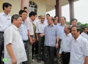 Chủ tịch Quốc hội Nguyễn Sinh Hùng với các cử tri huyện Vũ Quang.  